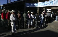 Indígenas Maya votan en Santiago Atlitan.Foto: Reuters