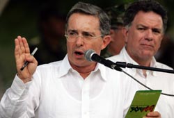 El presidente de Colombia Alvaro Uribe durante su discurso en la base militar de Villavicencio, el 31 de diciembre de 2007.Reuters