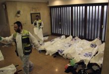 Cuerpos de los adolescentes israelíes masacrados en el atentado yacen en el piso del servicio de emegencias de un hospital.Foto: © Reuters