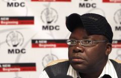 Tendai Biti anuncia la victoria electoral del MCD.Foto: Reuters