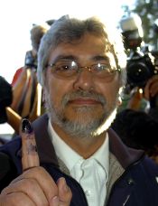 El ex obispo Lugo, con el índice manchado con tinta tras votar 11 minutos después de la apertura de las oficinas de votación.Foto: Reuters