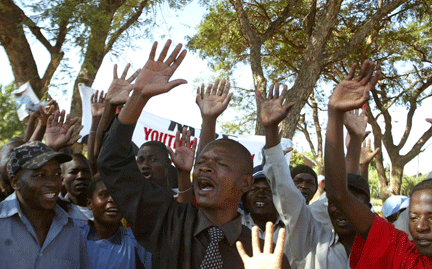 Partidarios del opositor MDC celebran la victoria antes de que sean anunciados los resultados oficiales.
©Reuters
