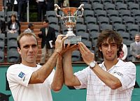 El peruano Luis Horna y el uruguayo Pablo Cuevas alzaron orgullosos el trofeo de Roland Garros.Foto: Reuters