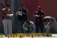 Peritos forenses y policías de civil inspeccionan el lugar donde cuatro personas murieron asesinadas en Ciudad Juárez el 22 de agosto de 2008. El presidente mexicano envió al ejército para colaborar con la investigación.Foto: Reuters