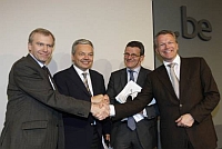 El presidente de Fortis Filip Dierckx con ministros de Bélgica, Holanda y Luxemburgo.Foto: Reuters
