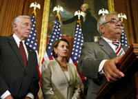 El líder de la mayoría demócrata Steny Hoyer (izq.) con Nancy Pelosi, durante el discurso del presidente de la comisión de Finanzas, Barney Frank, el 29 de septiembre de 2008.(Foto: Reuters)