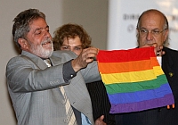 El presidente Lula con la bandera Arco Iris que simboliza el orgullo homosexual.D.R.