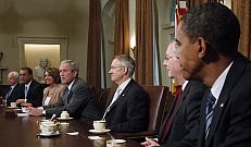 Los candidatos de los partidos republicano (John McCain, izq.) y demócrata (Barack Obama, der.) reunidos el jueves con el presidente norteamericano, George W. Bush.Foto: Reuters