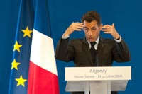 El presidente Nicolas Sarkozy anuncia en Annecy la creación de un fondo público de inversión.Reuters