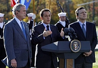 Nicolas Sarkozy habla en Camp David rodeado por George Bush y José Manuel Barroso.Foto: Reuters
