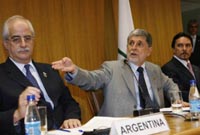Reunión de MERCOSUR en Brasilia: los ministros de Relaciones Exteriores Jorge Taiana, de Argentina, Celso Amorim, de Brasil, y el vice ministro de Relaciones Exteriores de Paraguay, Oscar Rodríguez. (Foto: Reuters)