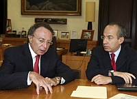 Felipe Calderón (derecha) durante su reunión con el presidente del Banco Central de México Guillermo Ortíz.Foto: Reuters
