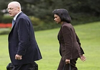 Los secretarios Condoleezza Rice y Henry Paulson se embarcan hacia Camp David.Foto: Reuters