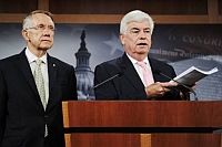 El senador demócrata Harry Reid y el republicano Christopher Dodd informan sobre la revisión del Plan Paulson.Foto: Reuters
