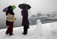 El puerto de Marsella cubierto de nieve.  ® Reuters
