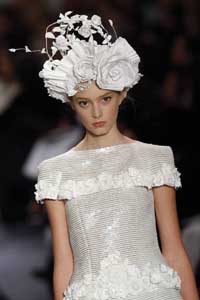 Modelo de Chanel, diseñado por Karl Lagerfeld, Alta Costura Primavera/Verano 2009.(Foto: Reuters)