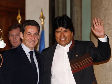 El presidente francés Nicolas Sarkozy acogió al presidente boliviano Evo Morales en el el Elíseo el 17 de febrero de 2009©Reuters