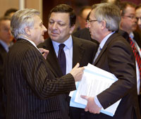 El presidente del Banco Central Europeo, Jean-Claude Trichet (izq), el presidente de la Comisión Europea José Manuel Barroso (centro) y el ministre luxemburgués de Finanzas Jean-Claude Juncker, que preside el Eurogrupo, en Bruselas, el 9 de febrero 2009.Foto: Reuters