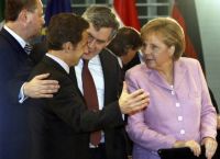 El canciller alemana Angela Merkel junto al presidente francés Nicolas Sarkozy y el primer Ministro británico Gordon Brown en Berlín.Foto: Reuters