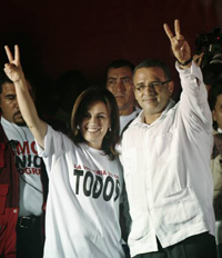 San Salvador: el candidato a la presidencia Mauricio Funes del FMLN celebra su triunfo con su esposa Vanda Pignato.(Foto: Reuters)