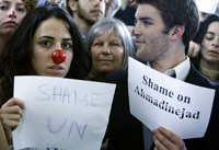 Manifestantes condenan en Ginebra las palabras del presidente iraní, el 20/04/2009.
Foto: Reuters