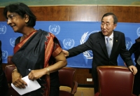 El secretario general de la ONU toma del brazo a la Alta Comisionada de la ONU para los Derechos Humanos, Navy Pillay.Foto: Reuters