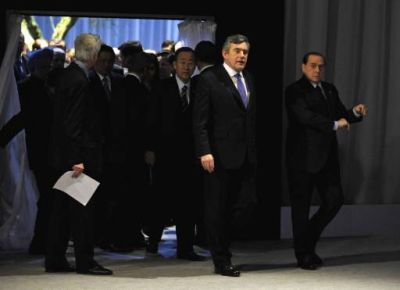 Gordon Brown abre el camino a los líderes de las delegaciones que ingresan en la sala de la cumbre del G20 en Londres©Reuters