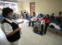 El personal y los pacientes en los centros de salud de la ciudad de México utilizan mascarillas en la boca para evitar la propagación de la gripe porcina.Foto: Reuters