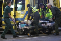 El cuerpo del hombre hallado sin vida en el cordón policial es cargado en la ambulancia, el 1 de abril.Foto: Reuters