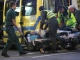 El cuerpo del hombre hallado sin vida en el cordón policial es cargado en la ambulancia, el 1 de abril.Foto: Reuters
