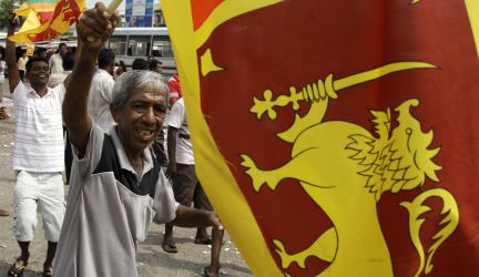 La población salió a las calles de Colombo para celebrar la victoria de las fuerzas gubernamentales sobre los Tigres tamiles.Foto: Reuters