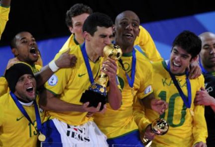 Lucio, el capitán de la selección brasileña celebra emocionado con sus compañeros la Copa Confederaciones en Johanesburgo. Foto: Reuters
