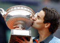 Federer besó la tan codiciada Copa de los Mosqueteros del Torneo de Roland Garros. Foto: Reuters