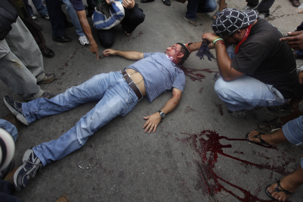 Un hombre yace en el suelo tras haber sido disparado en la cabeza en el barrio de Las Mercedes, en Tegucigalpa el 30 de julio de 2009.Foto: Reuters 