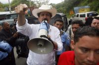 El presidente depuesto, Manuel Zelaya, habla a sus seguidores al llegar al pueblo fronterizo de Las Manos, el 25 de julio de 2009.Foto: Reuters