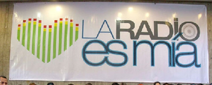 Banderola de la ONG "La radio es mía", en Venezuela.DR
