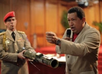 Hugo Chávez muestra un ejemplar de lanzacohetes AT4 de fabricación sueca.Foto: Reuters