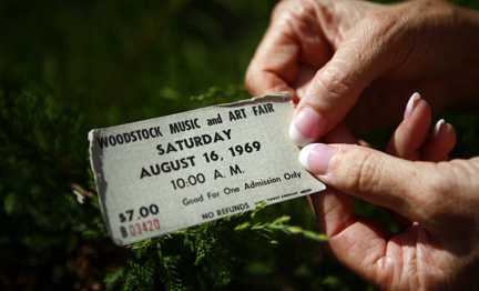 Una mujer guardó su entrada original para los conciertos de Woodstock de hace 40 años.  (Foto: Reuters)