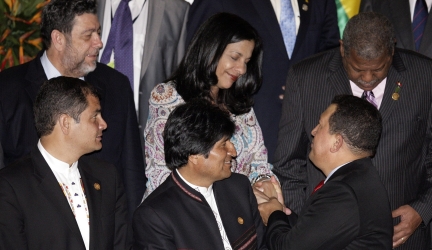 Hugo Chávez saluda a la canciller depuesta de Honduras, Patricia Rodas, durante la Cumbre del Alba en Cochabamba.Foto: Reuters