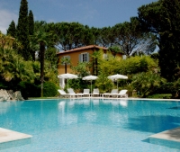 Vista de la piscina y los jardines del Hotel "La Bastide de St. Tropez".© La Bastide de Saint Tropez