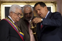 El presidente venezolano, Hugo Chávez, entrega al presidente de la Autoridad Palestina, Mahmud Abas, una réplica de la espada de Simón Bolivar.Foto: Reuters