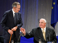El ex canciller alemán Helmut Kohl (der.) junto al ex presidente de Estados Unidos George Bush en Berlín, el 31 de octubre de 2009.     Reuters