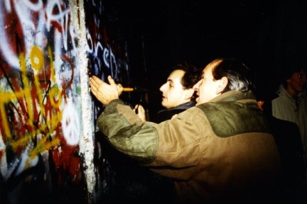 El presidente francés, Nicolas Sarkozy (presente este lunes en las celebraciones), también estuvo 20 años atrás rompiendo el muro de Berlin junto a su hoy primer ministro, François Fillon. Es lo que cuenta el mandatario en <a href="http://www.facebook.com/photo.php?pid=3359903&amp;id=7766361077" target="_blank"><em><font color="blue">su página de Facebook</font></em></a>.