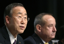 El Secretario General de la ONU, Ban KI-moon, y el jefe de Naciones Unidas para el clima, Yvo de  Boer, durante la sesión ministerial de la Cumbre de Copenague, el 15 de diciembre 2009.Foto: Reuters.