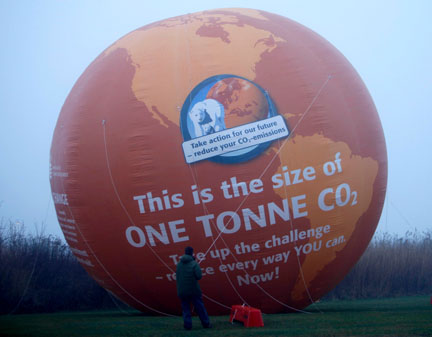 Un globo gigante lanzado por los activistas en el centro de conferencias de Copenhague, antes de la apertura de la Cumbre sobre Cambio Climático.Reuters
