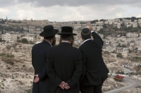 Judíos ortodoxos miran hacia la Ciudad Vieja de Jerusalén.Foto: Reuters