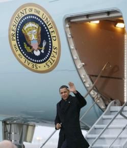 Barack Obama baja del avión presidencial estadounidense a su llegada a Copenhague©Reuters