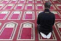 Un musulmán ora en una mezquita. El islam está en el centro del debate sobre la identidad nacional©Reuters