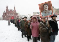Partidarios de Stalin desfilan con su imagen frente al Kremlin. Un tribunal de Ucrania ha declarado a Stalin culpable de genocidio de ucranianos en los años 30©Reuters