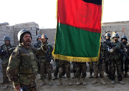 Un soldado afgano habla durante la izada de la bandera en una ceremonia en la ciudad de Marjah, el 14 de febrero.Foto: Reuters